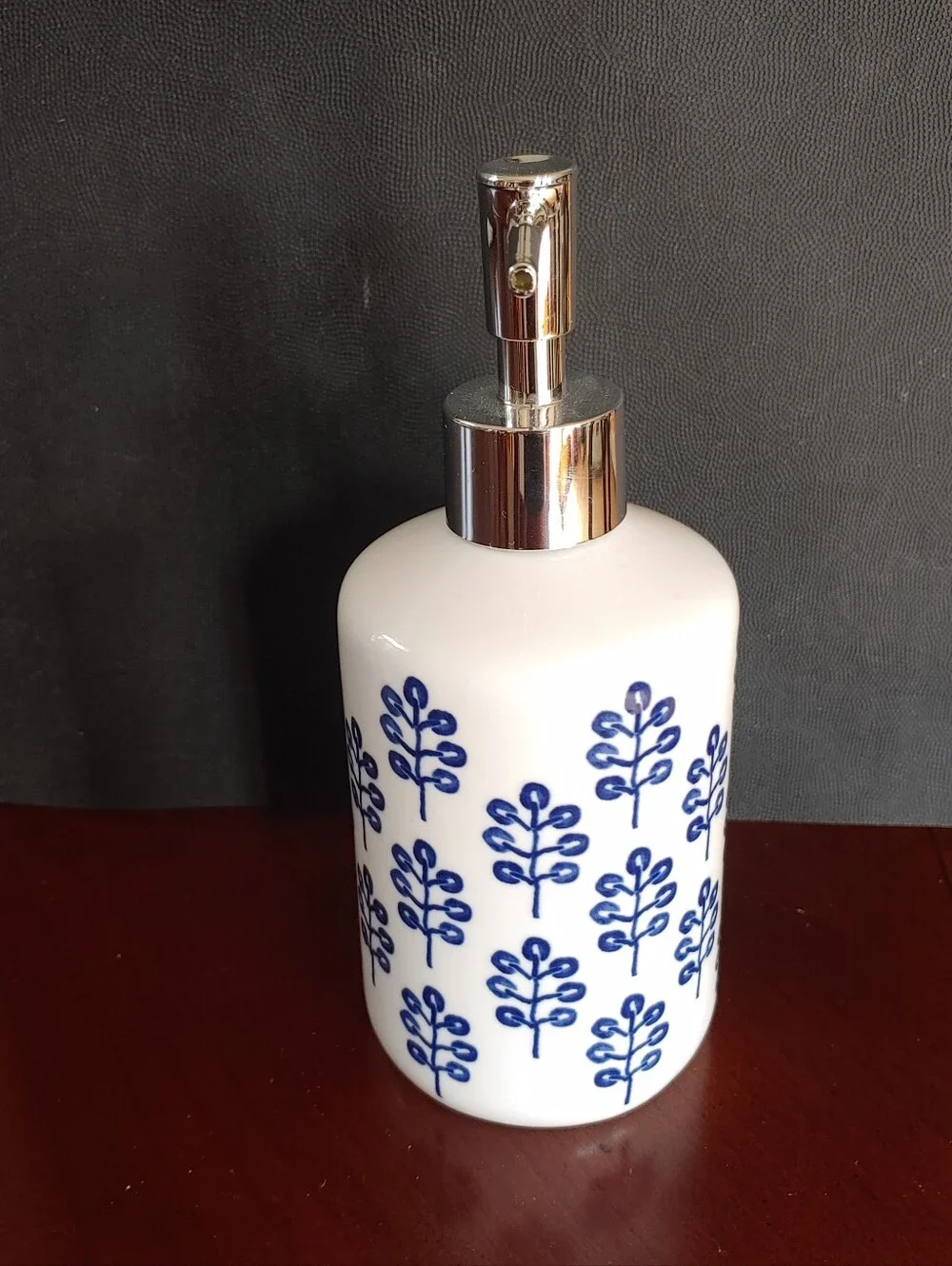Soap liquid pump leaf blue white modern soap dispenser bathrooms kitchen NEW